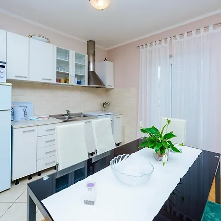 Garden Apartment *