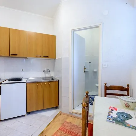 Garden Apartment *