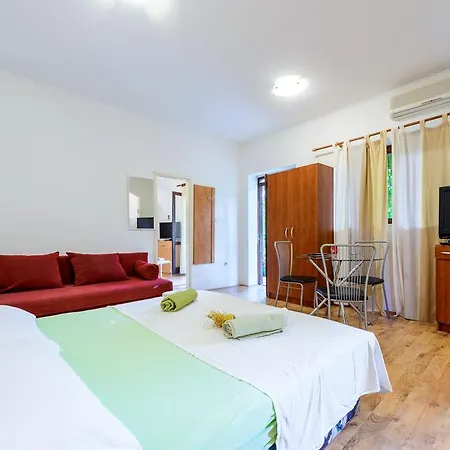 Garden Apartment *