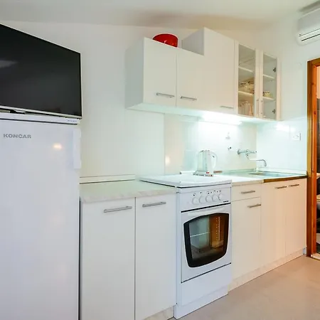 Garden Apartment *