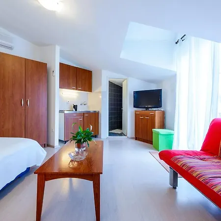 Garden Apartment *